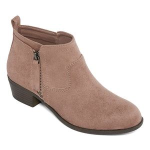 Arizona Garrity Taupe Bootie size 8M